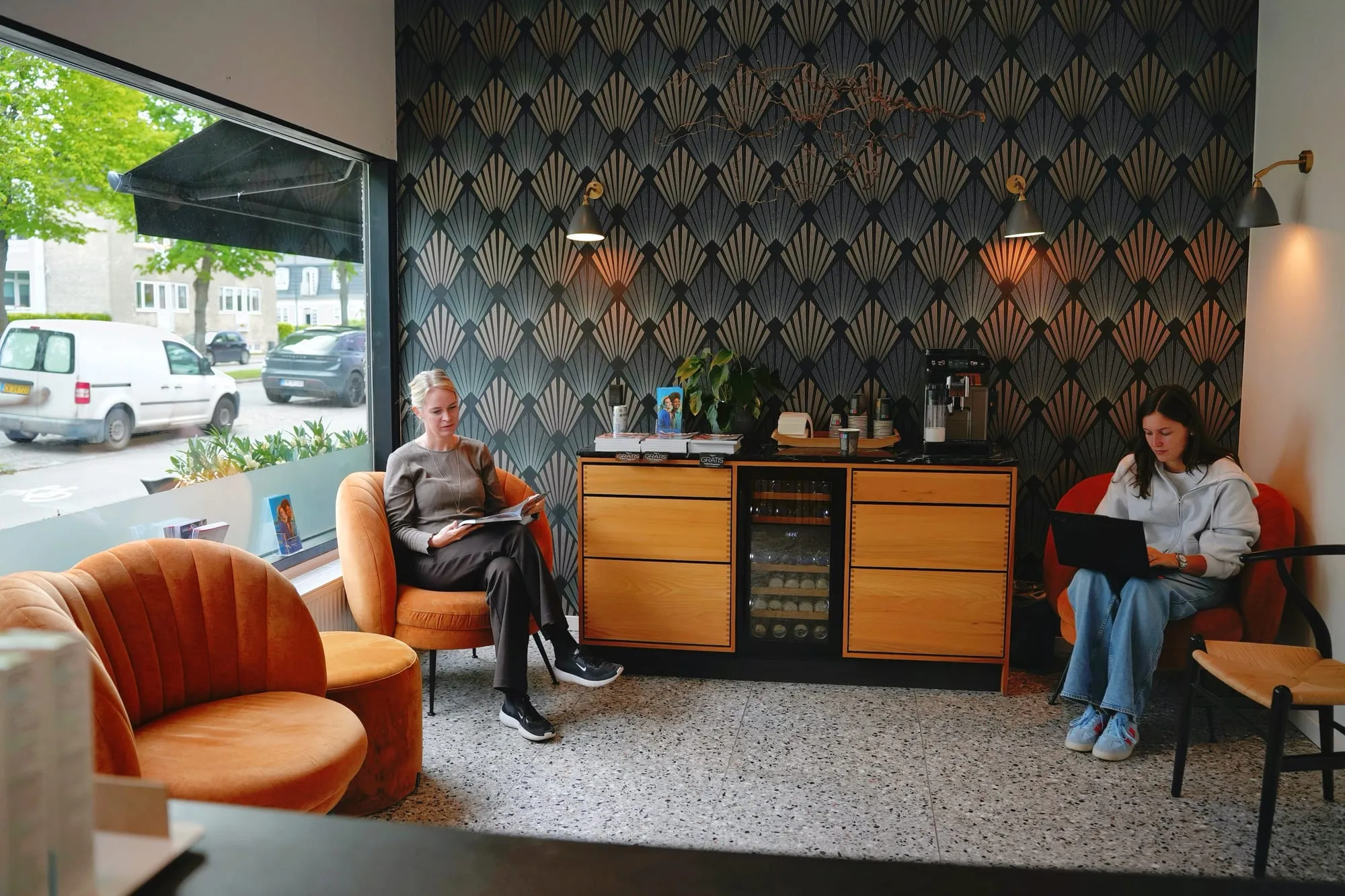 Das Wartezimmer von Tandlægerne på Alléen — Art déco, warme Farben