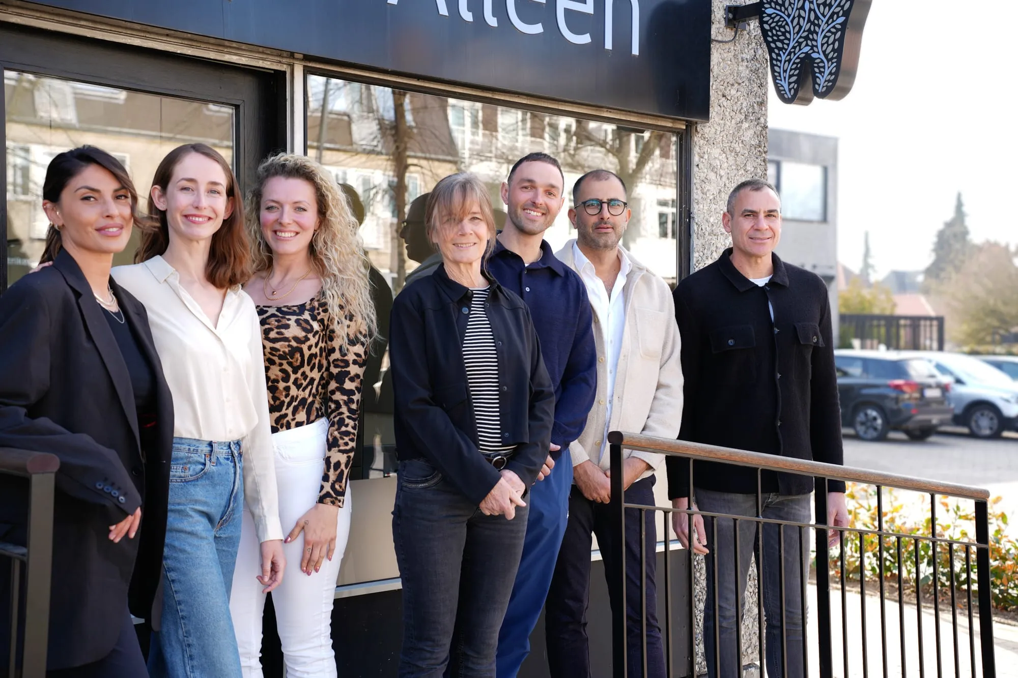 El equipo de Tandlægerne på Alléen frente a la clínica en Charlottenlund